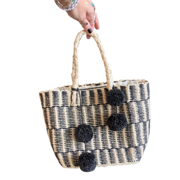 BTB Los Angeles Woven Straw Tote - Picture 1 of 2